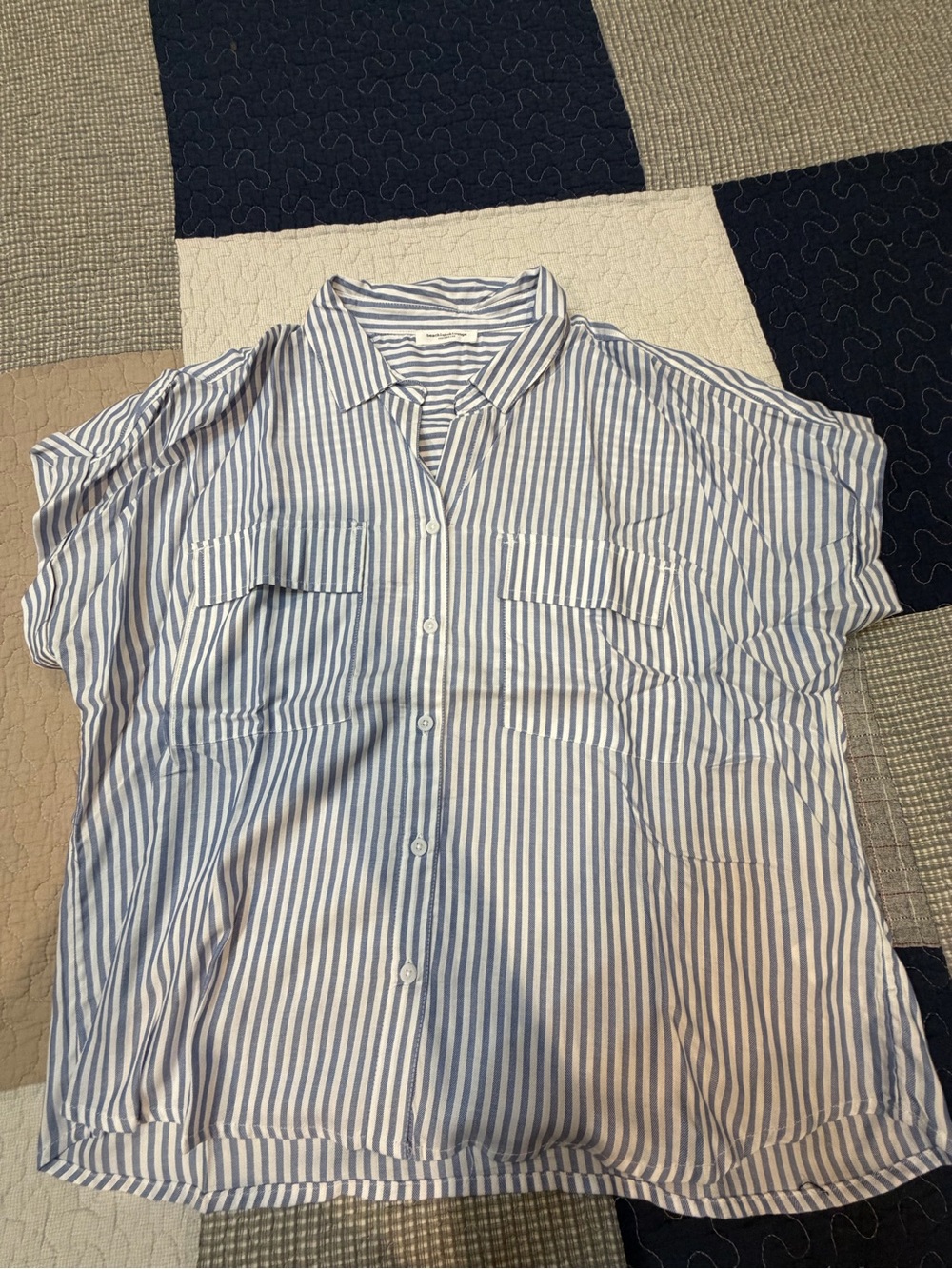 beachlunchlounge White and Blue Striped Short-Sleeve Button-Down Shirt